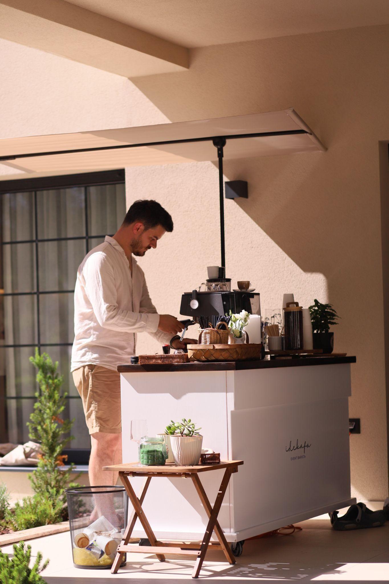 Idekafa mobilni coffee bar sa baristom